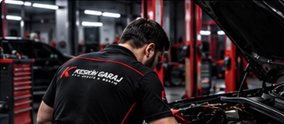 Keskin Garaj atölyesinde araç üzerinde çalışan oto servis teknisyeni