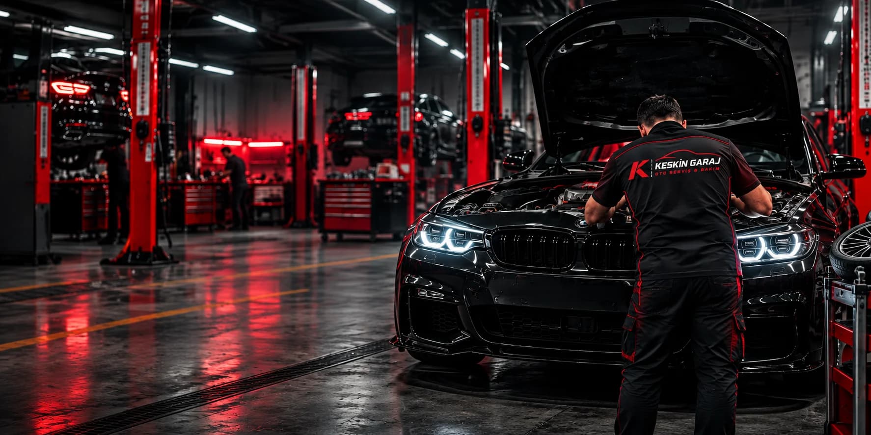 Keskin Garaj atölyesinde bir teknisyen BMW üzerinde çalışıyor